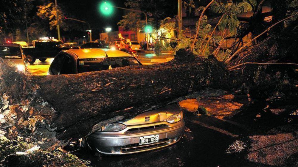 La tormenta provoc� destrozos en Yerba Buena y en la capital y se cobr� la vida de un motociclista