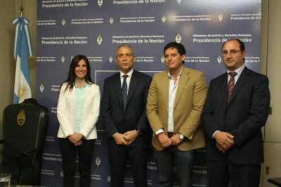 Oficialistas compiten entre s� por el desarme