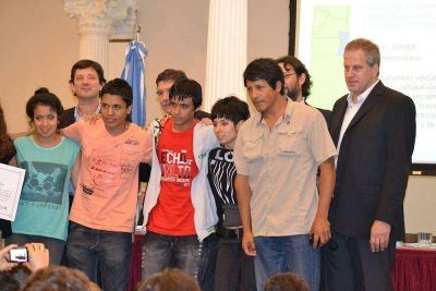 Alumnos del CEM 44 recibieron el �Premio Presidencial Escuelas Solidarias 2013�