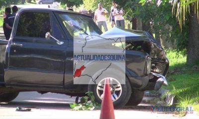 Muri� un hombre luego de colisionar a una moto y estrellarse contra un �rbol