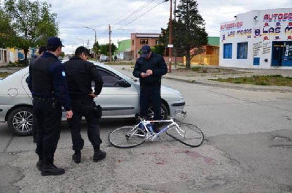 Un ciclista result� herido tras ser atropellado por un auto