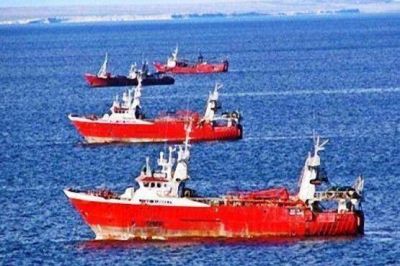 Barcos que operan en Deseado, ayer comenzaban a recalar en el puerto