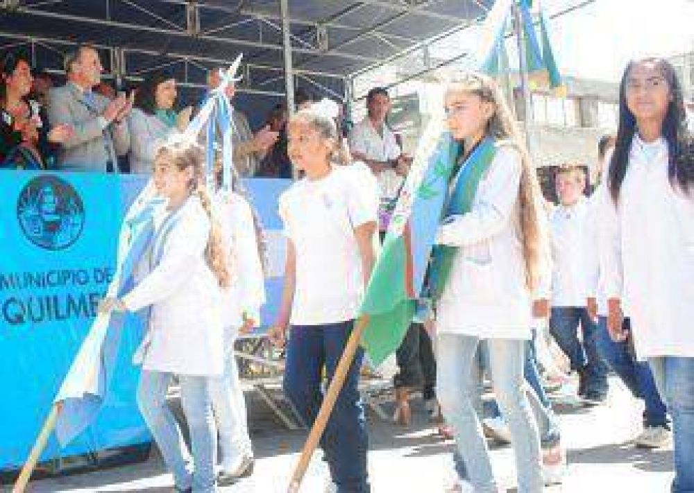 Ezpeleta festej� un nuevo aniversario con un gran desfile