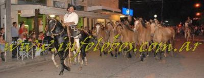 UNA MULTITUD DISFRUT� DEL DESFILE DE LA TRADICI�N POR LAS CALLES DE LOBOS