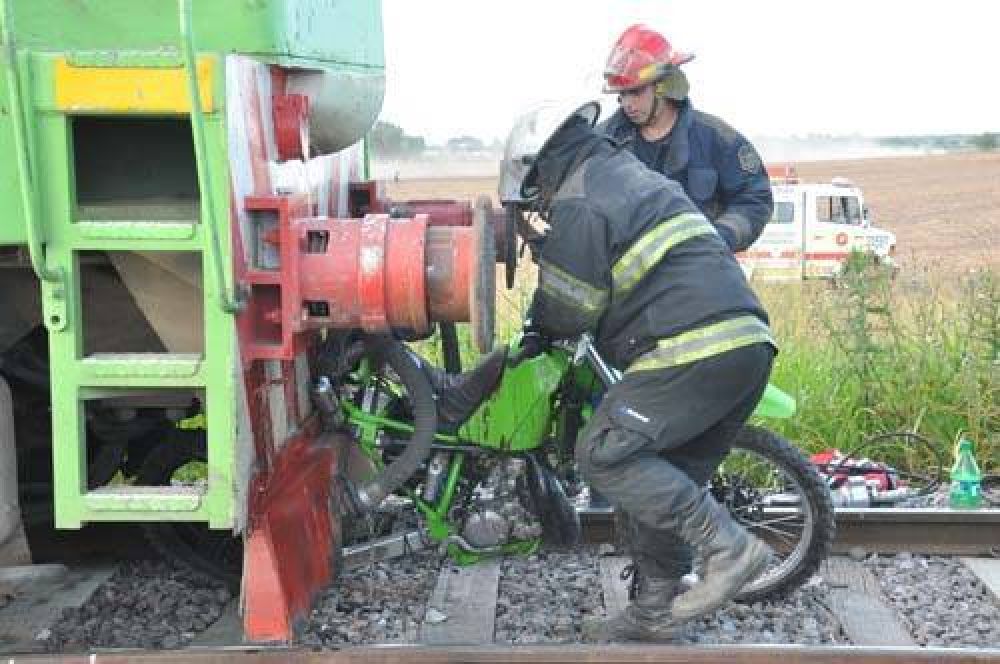 Fatal accidente sobre las v�as: muri� un motociclista arrolado por un tren en el Molino Santa Clara