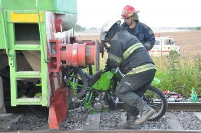 Fatal accidente sobre las v�as: muri� un motociclista arrolado por un tren en el Molino Santa Clara