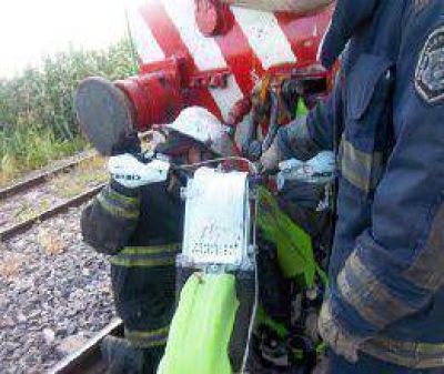 Un tren arroll� una moto   