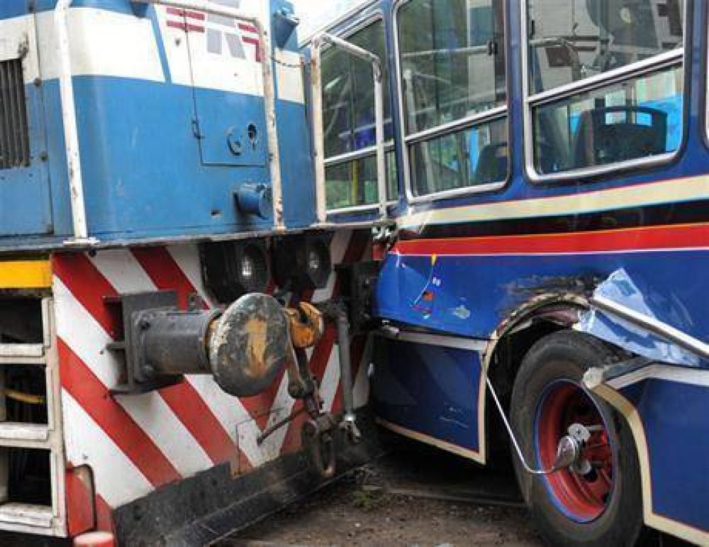 Una formaci�n de carga choc� a un colectivo en La Boca