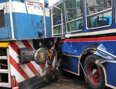 Una formaci�n de carga choc� a un colectivo en La Boca