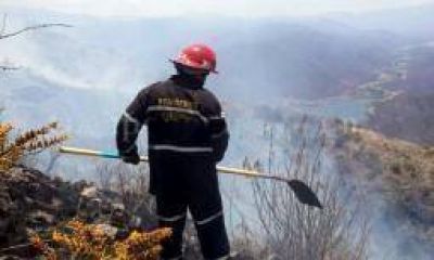 Denodada lucha para apagar voraz incendio en el Cerro de la Cruz