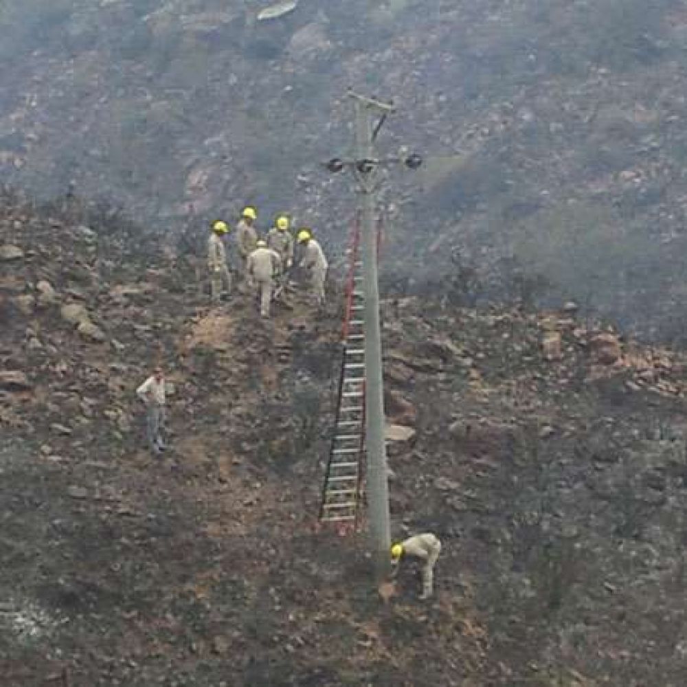 Por el incendio, cayeron 4 postes de energ�a el�ctrica