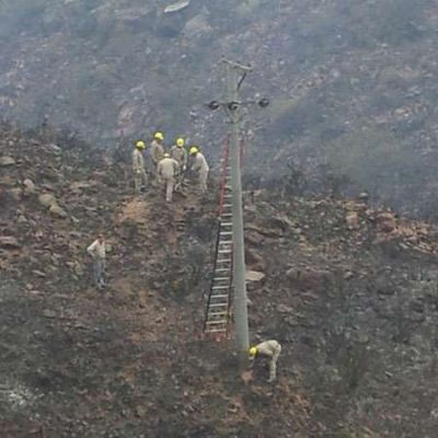 Por el incendio, cayeron 4 postes de energ�a el�ctrica