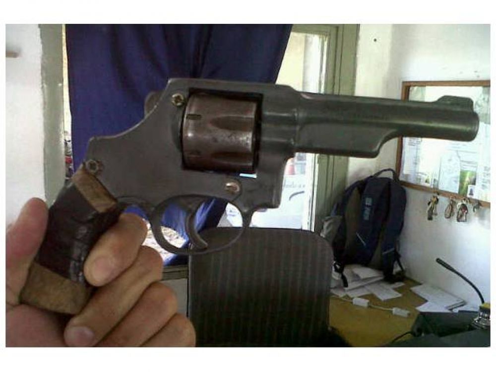 Detienen un hombre con pedido de captura y secuestran armas