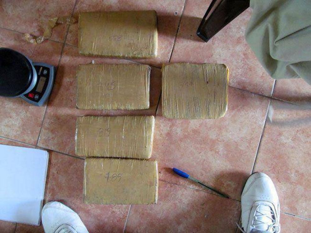 Rancul: pararon en una caba�a y se olvidaron 5 ladrillos de marihuana