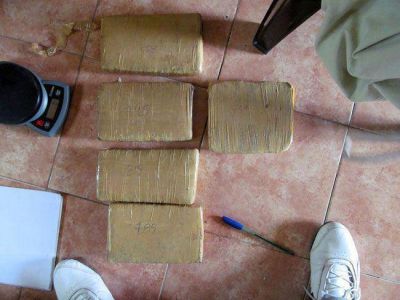 Rancul: pararon en una caba�a y se olvidaron 5 ladrillos de marihuana