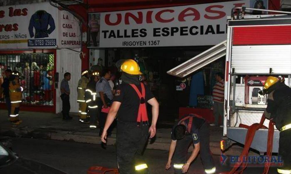 Cuantiosas p�rdidas en mercader�as al incendiarse un local de la peatonal Jun�n