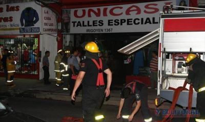 Cuantiosas p�rdidas en mercader�as al incendiarse un local de la peatonal Jun�n