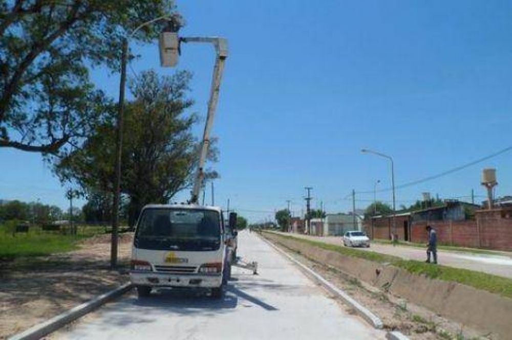 Colombi inaugura asfalto e iluminaci�n en avenida