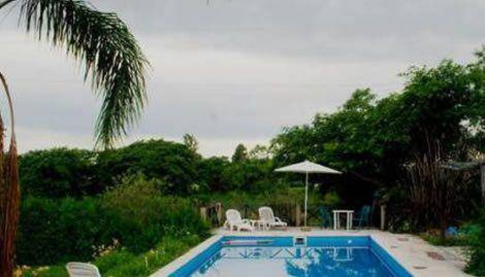 Un cami�n cisterna de Aguas del Norte llen� una pileta en San Lorenzo