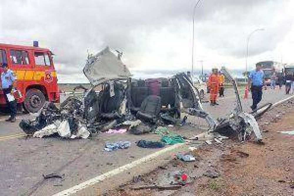 Dos j�venes santiague�os en grave estado tras terrible choque en ruta 9