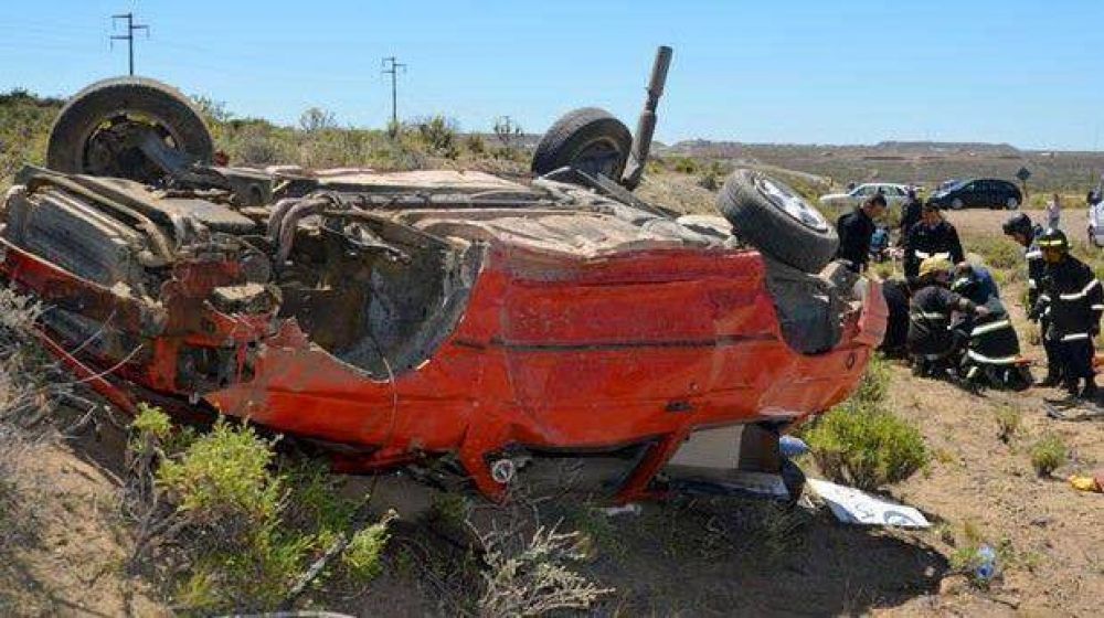 Padre e hija heridos al volcar auto en ruta 12