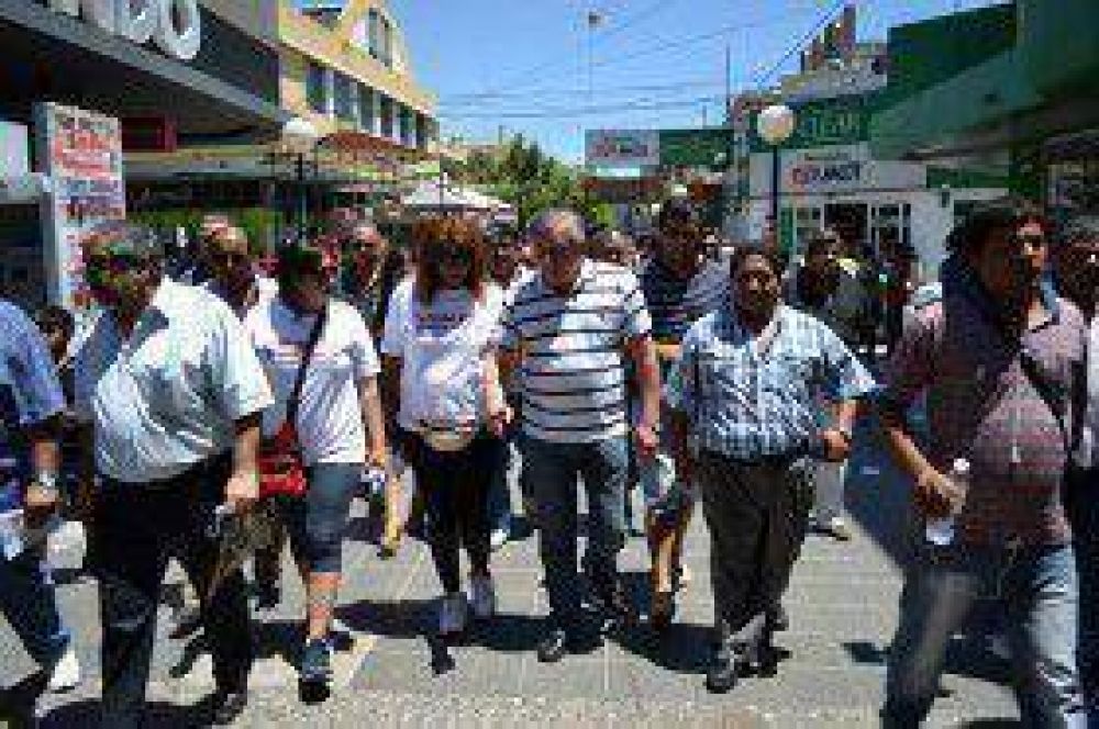 El intendente Infante encabez� una caminata en respaldo a la f�rmula del Frente C�vico