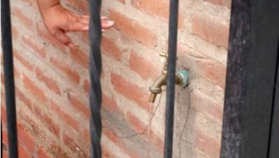 Comienzan a restringir el agua potable en el oeste