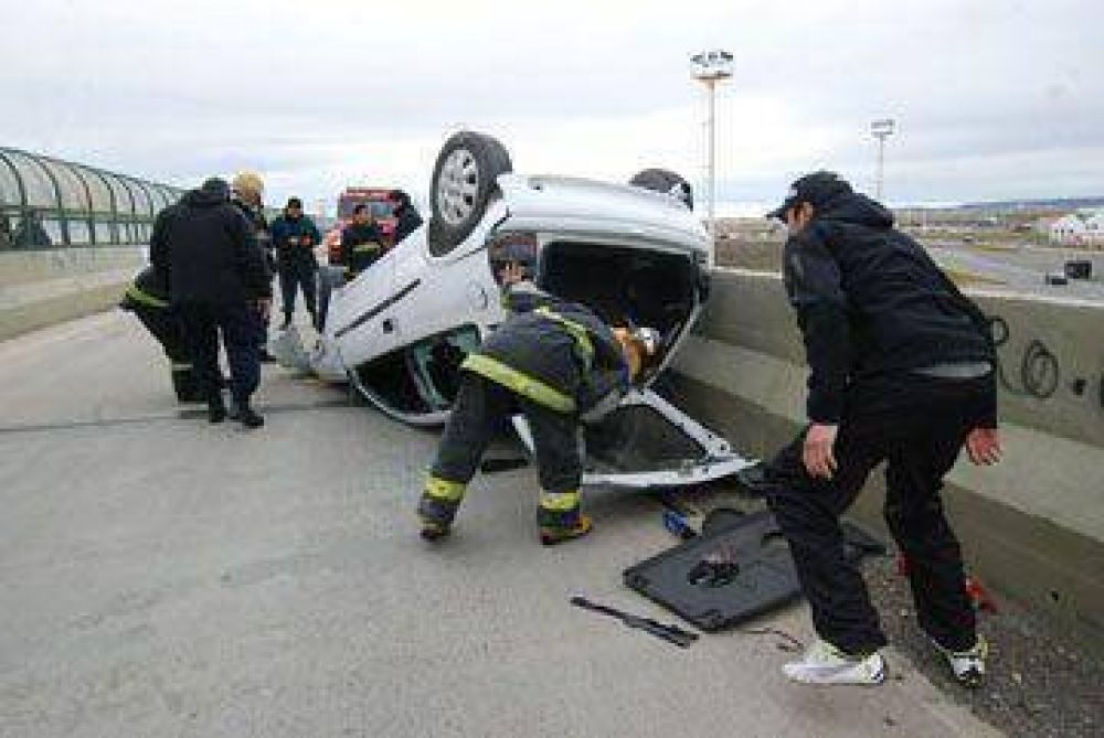 Perdi� el control y volc� en un puente