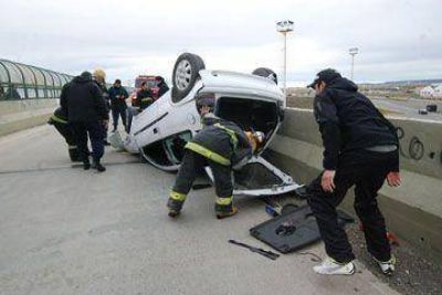 Perdi� el control y volc� en un puente
