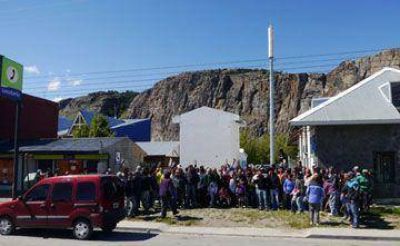 Vecinos reclaman telefon�a celular