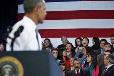Interrumpieron a los gritos un discurso de Barack Obama: "Detenga las deportaciones"