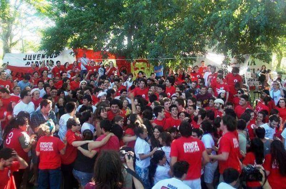 "Los j�venes en sus pueblos son testigos de un mont�n de tipos que se cagan en la historia de la Uni�n C�vica Radical"