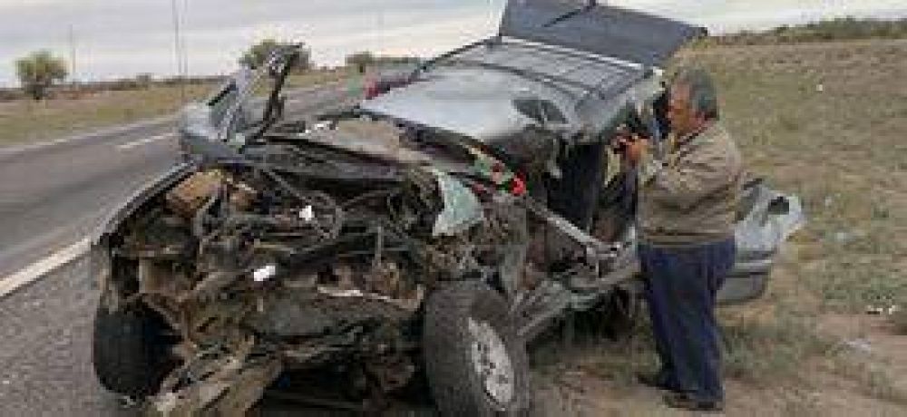 Choc� de frente contra un cami�n y se salv�