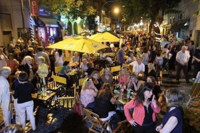 Cientos de vecinos en el corredor gastron�mico de Villa Ballester