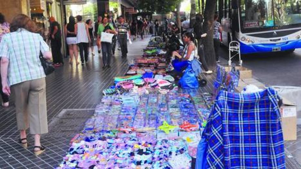 Cada vez hay m�s manteros en zonas comerciales de barrios