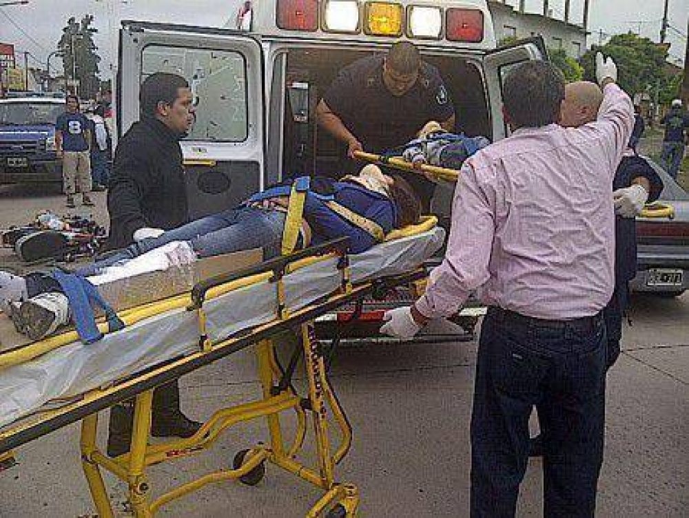 Tres menores circulaban en una moto y resultaron heridos tras chocar con un auto