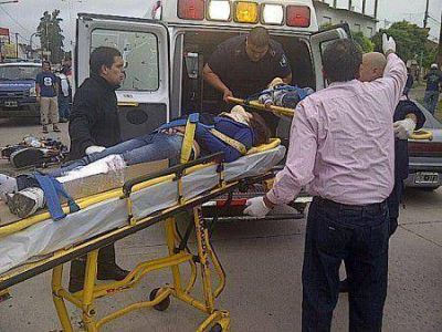 Tres menores circulaban en una moto y resultaron heridos tras chocar con un auto
