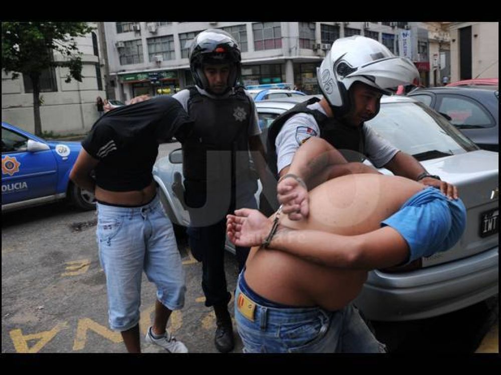 La polic�a persigui� y arrest� a dos ladrones por robar una moto en el centro