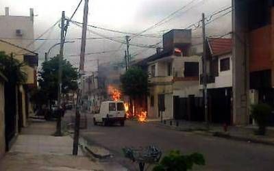Explosi�n en Valent�n Alsina: Una casa se prendi� fuego por un escape de gas