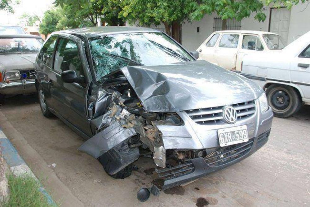 Un auto se despist� y choc� contra una columna en la Avenida Luro: cuatro heridos
