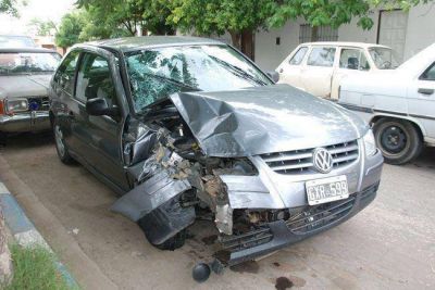 Un auto se despist� y choc� contra una columna en la Avenida Luro: cuatro heridos