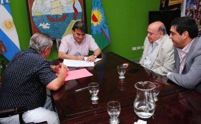 Guti�rrez firm� el convenio para realizaci�n de la obra �Red de aducci�n a estaci�n de bombeo N�3