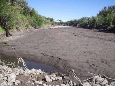 Mendoza cort� toda salida de agua del Atuel