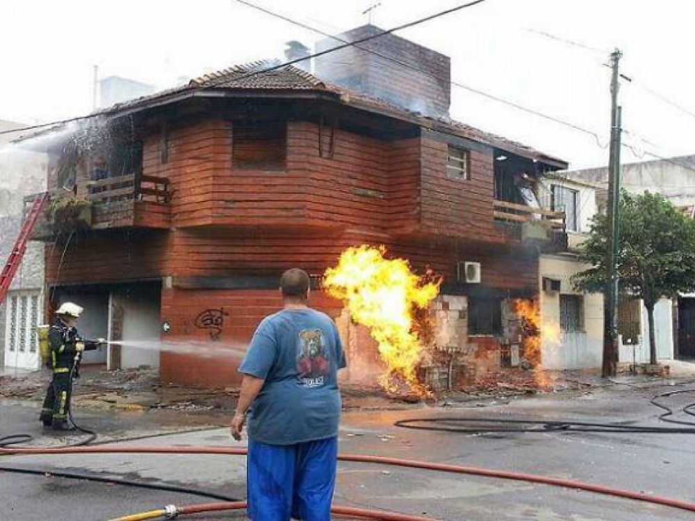 CUADRILLA DE AYSA PROVOCA EXPLOSION FRENTE A UNA CASA DE VALENTIN ALSINA