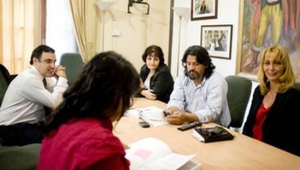 Ariza quiere que los chicos vayan a la escuela m�s cerca de su casa