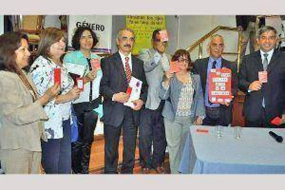 Firman convenios de trabajo contra la violencia de gnero en Santiago
