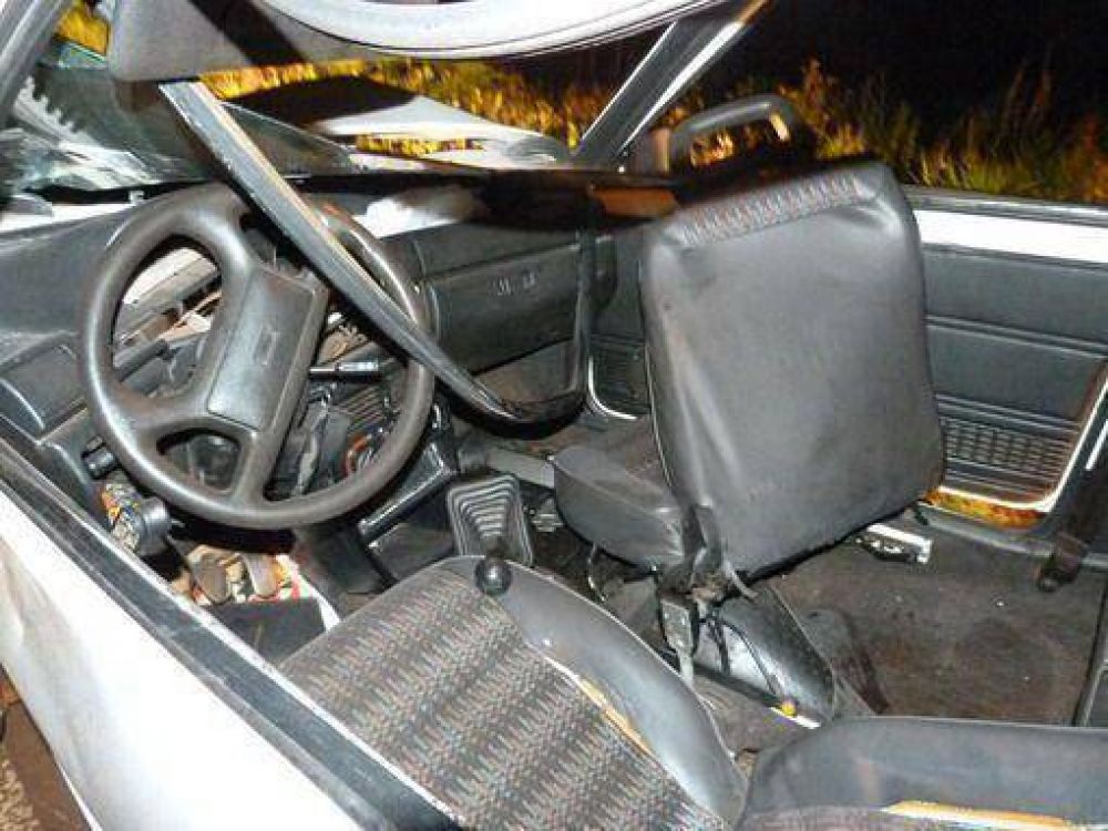 Choc� a tres chicas, intent� fugarse y colision� con una camioneta