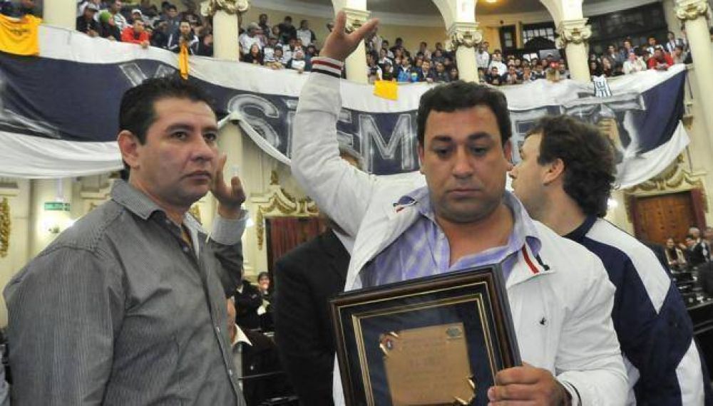 Intensa b�squeda de 4 barras de La Fiel
