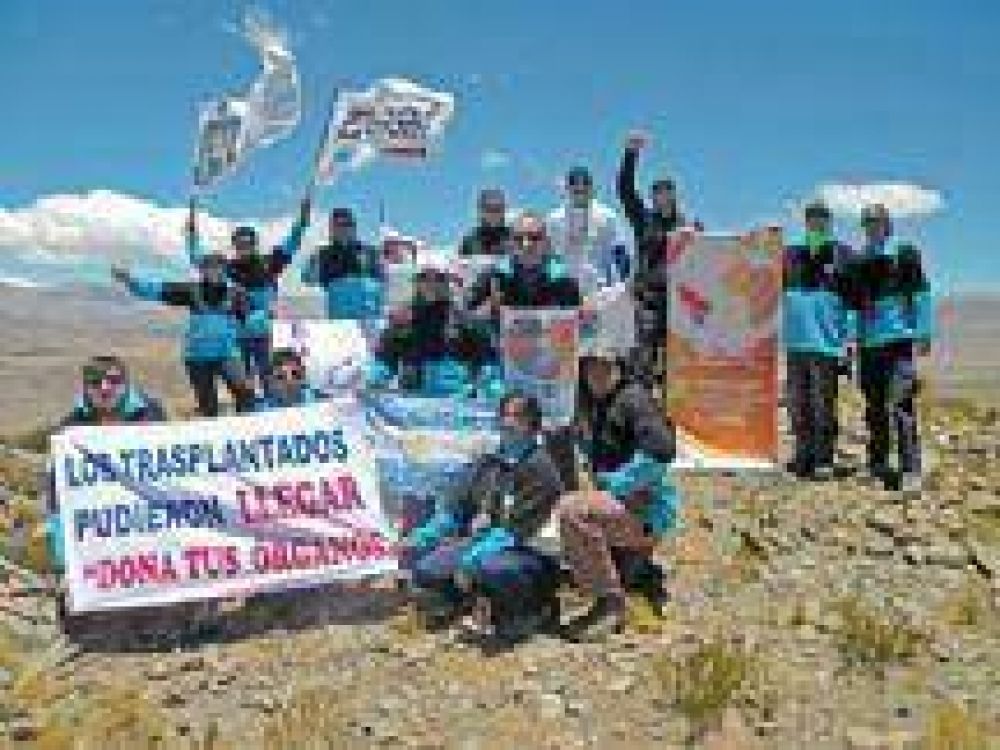 Deportistas trasplantados escalaron cerro de 5.700 metros en Salta para promover la donaci�n de �rganos