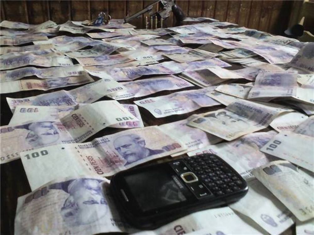 Detuvieron en Pirovano a dos hombres con un arma e importante suma de dinero en su poder